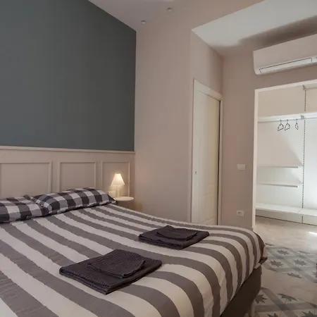 C222 - Stylish Old Town 4 People Air Conditioning - 5' Station To Cinque Terre Апартаменты