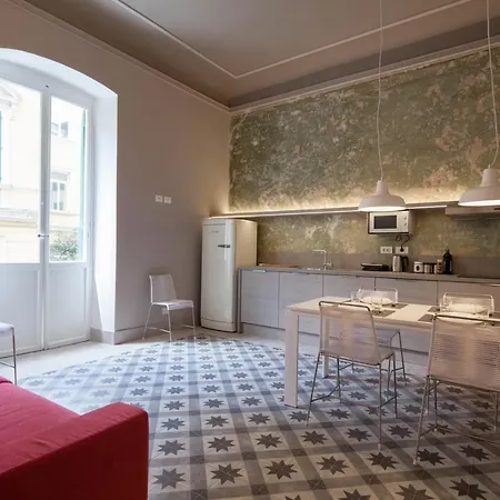 Апартаменты C222 - Stylish Old Town 4 People Air Conditioning - 5' Station To Cinque Terre Специя
