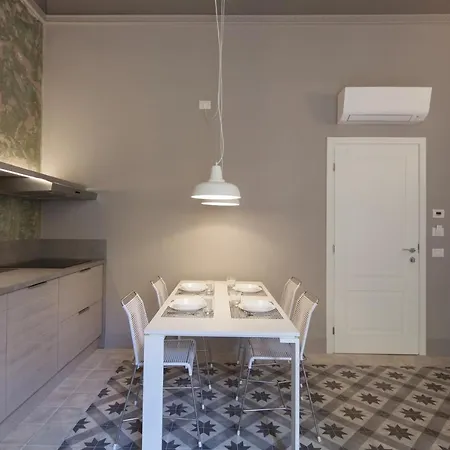Апартаменты C222 - Stylish Old Town 4 People Air Conditioning - 5' Station To Cinque Terre Специя